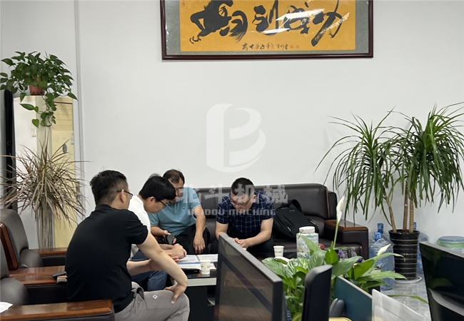 山东客户来我公司了解玉米秸秆草莓视频在线观看视频