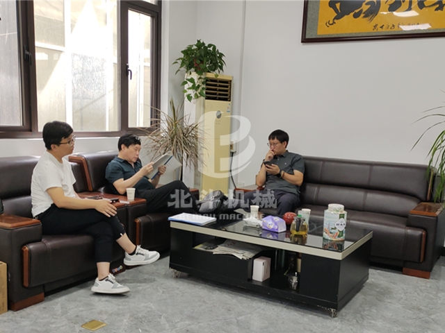 客户到我厂考察糠醛渣草莓视频在线观看视频