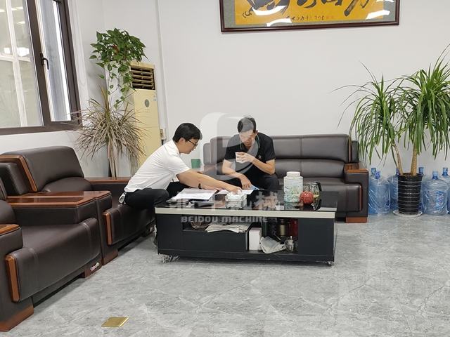周经理为客户介绍糠醛渣草莓视频在线观看视频的相关技术知识