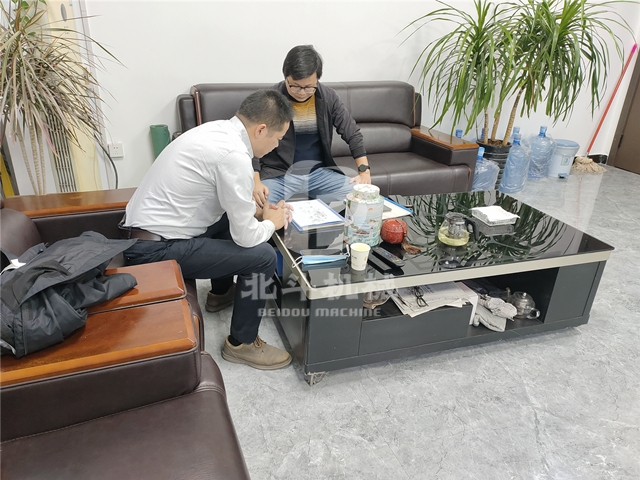 苏州客户和技术人员正在讨论怎样更好地使用木材草莓视频在线观看视频