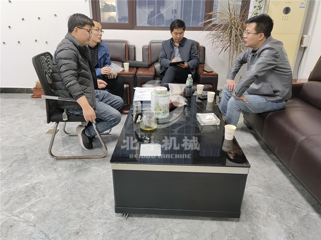 杏壳草莓视频在线观看视频产量高增效益,吸引山西客户前来考察