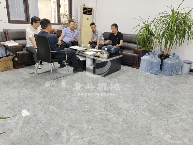 总设计师张总与客户深入交流锂电池草莓视频在线观看视频